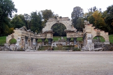 Schlosspark_Schönbrunn_Römische_Ruine_1.JPG